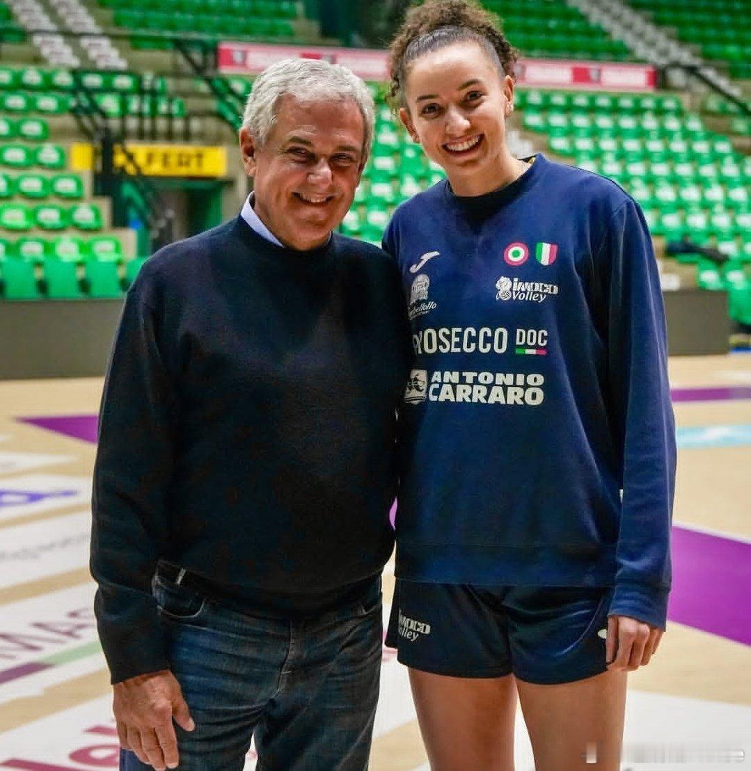 📸 泽·罗伯托.吉马良斯继续他的意大利之旅，在科内利亚诺伊莫科排球队的训练课上