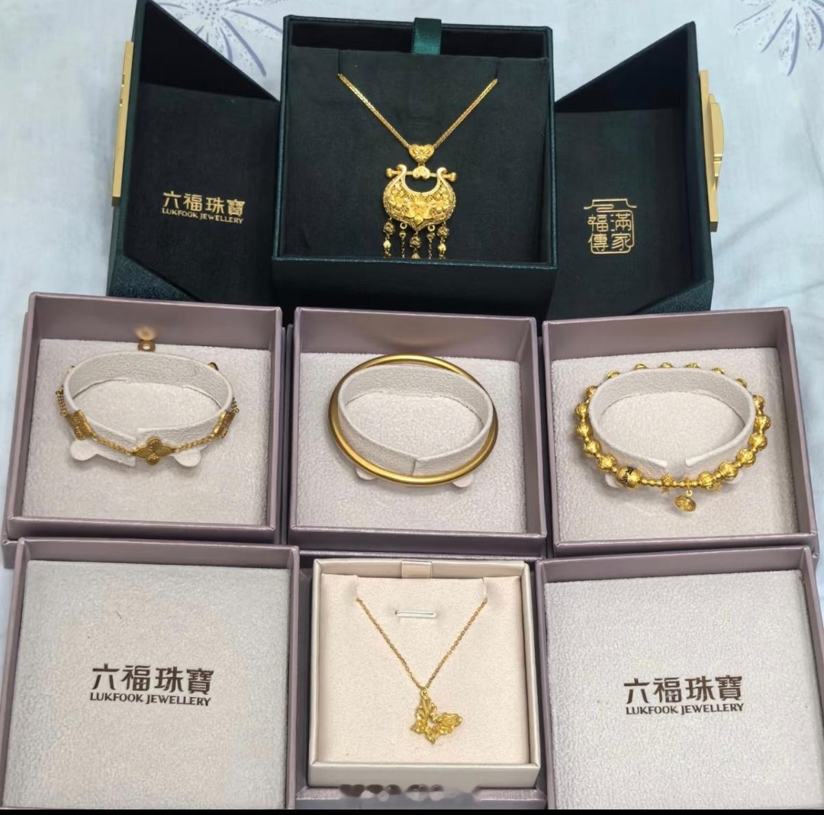 黄金持续上涨，现在普通人结婚五金至少10万了。结婚刚需必买的，品牌金店价格150