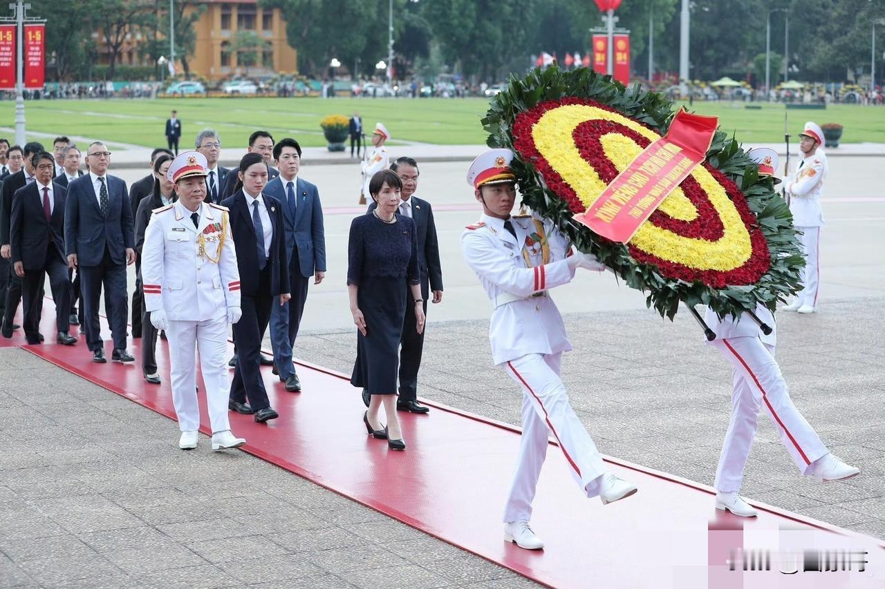 5月2日，日本首相高市早苗访问越南，与苏林、黎明兴等政要旅行会谈，并向胡志明墓和