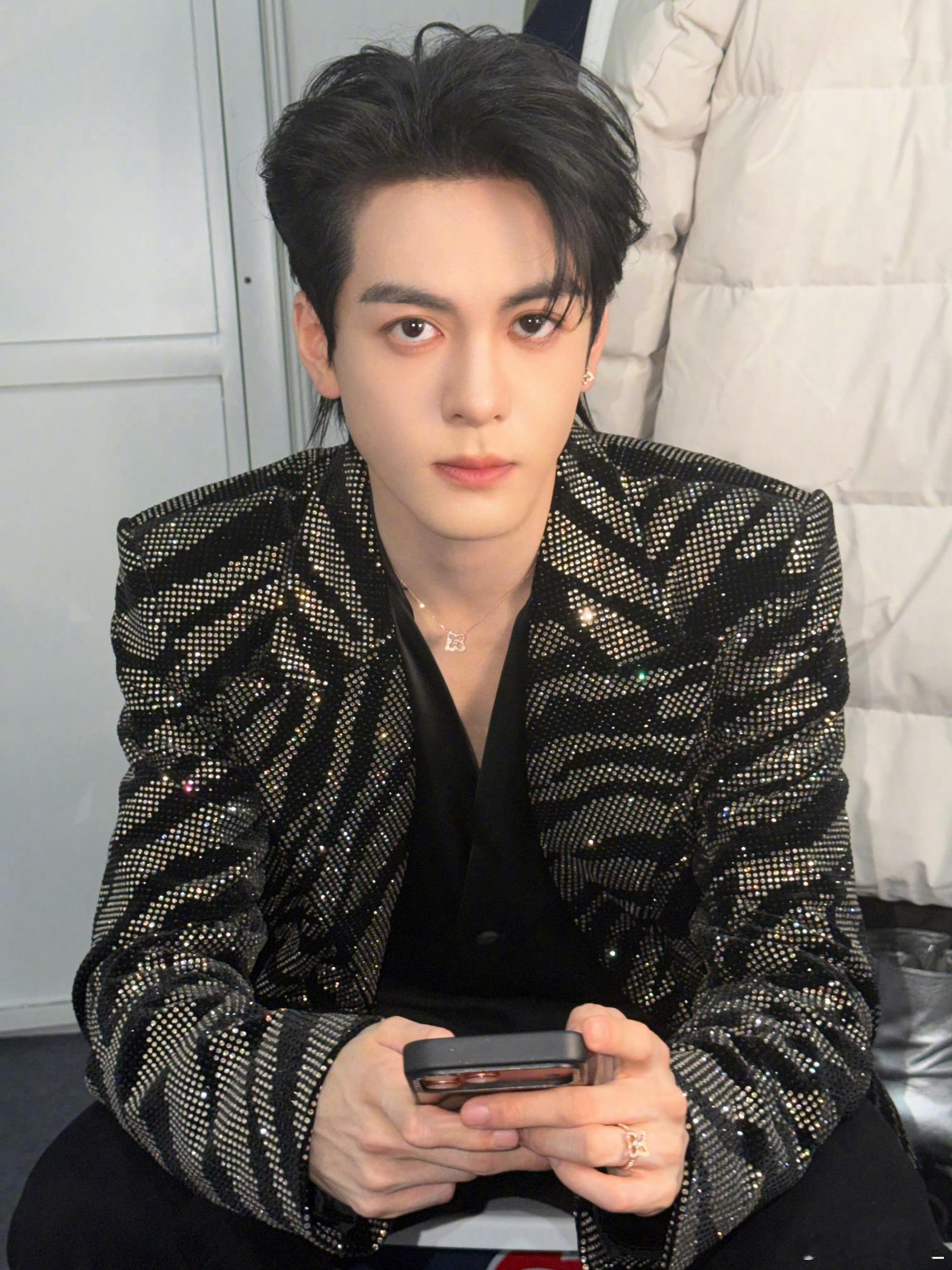 曾舜晞两天云包场2500场曾舜晞也太实在了吧！给《唐宫奇案》《成何体统》云包场2