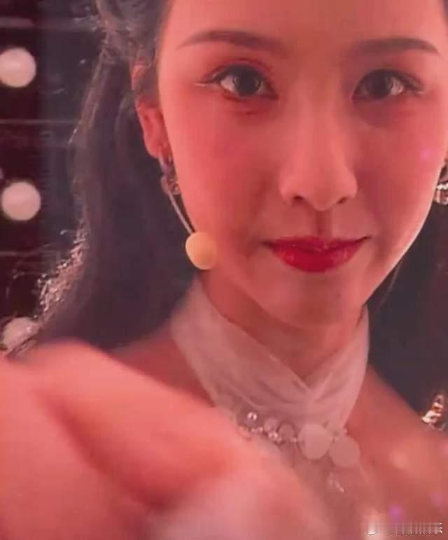 陈都灵眼袋在某品牌活动的生图中，她的眼袋较为明显，厚重妆容也难以掩盖眼部疲态，眼