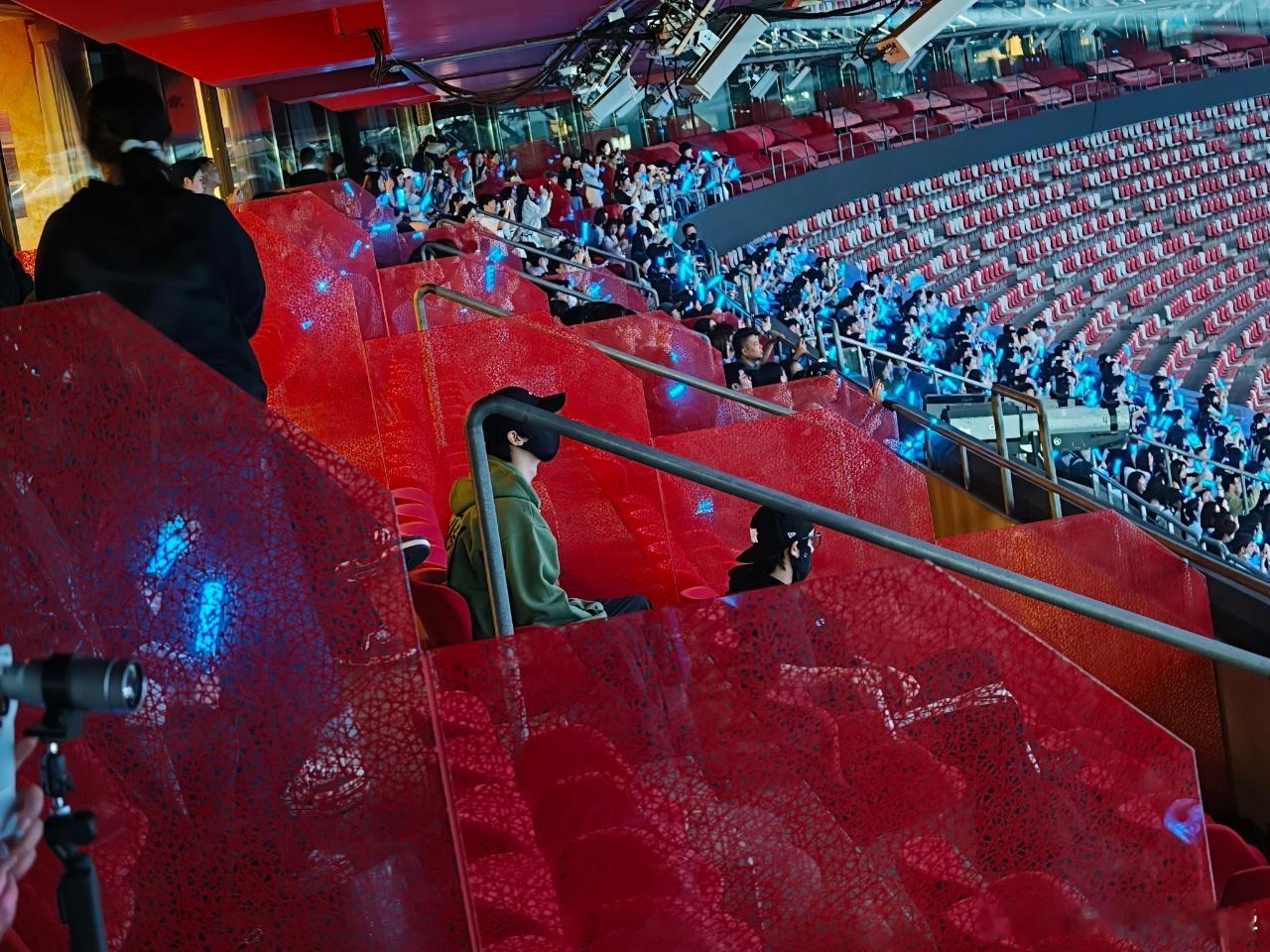 时代少年团马嘉祺丁程鑫贺峻霖去看张杰演唱会了内娱梦幻联动！三位少年现身张杰演唱会