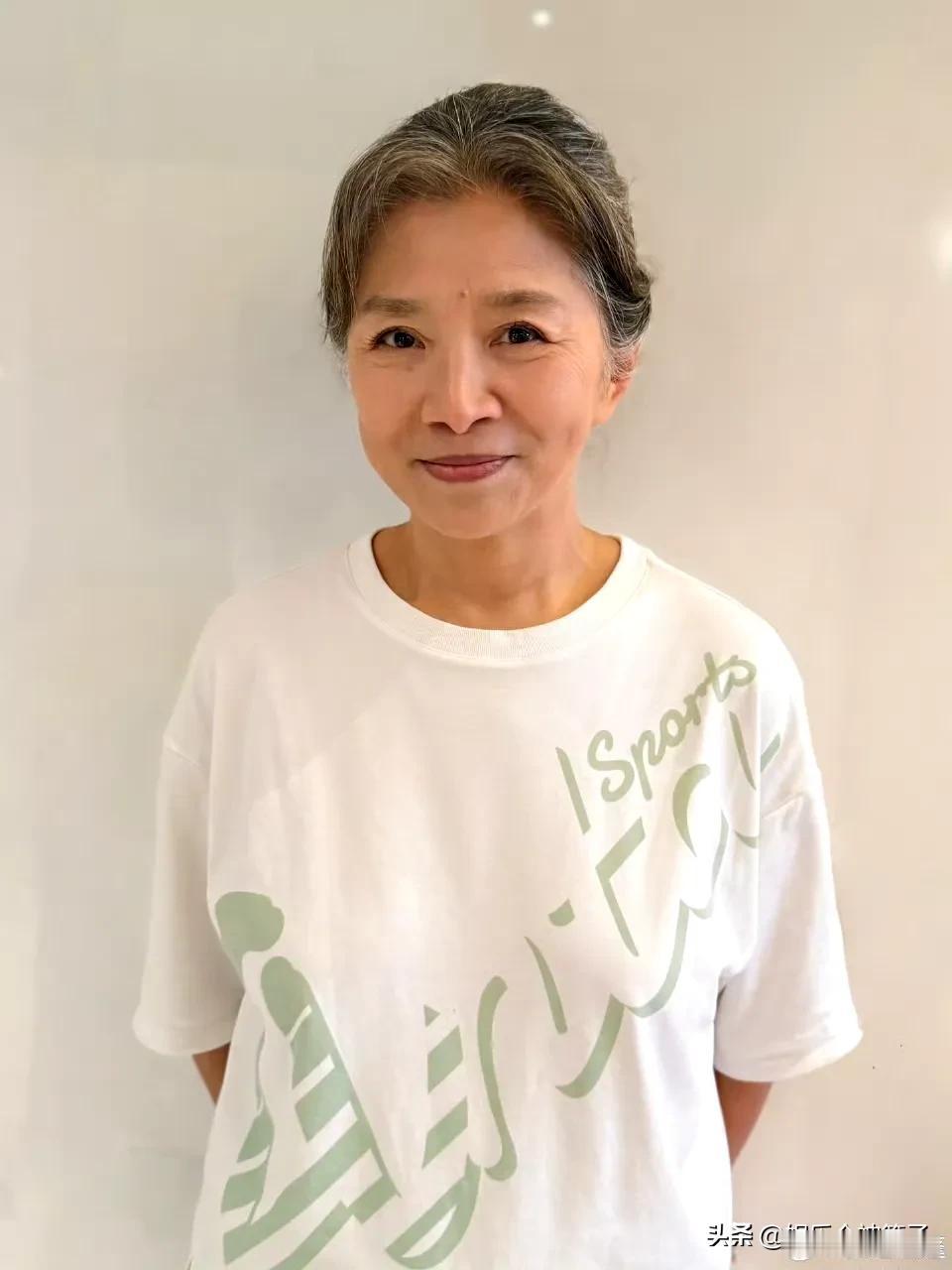 好家伙，倪萍都来蹭迟蓬流量了！

8月25日，倪萍大姐在社交平台发文，题目：我来