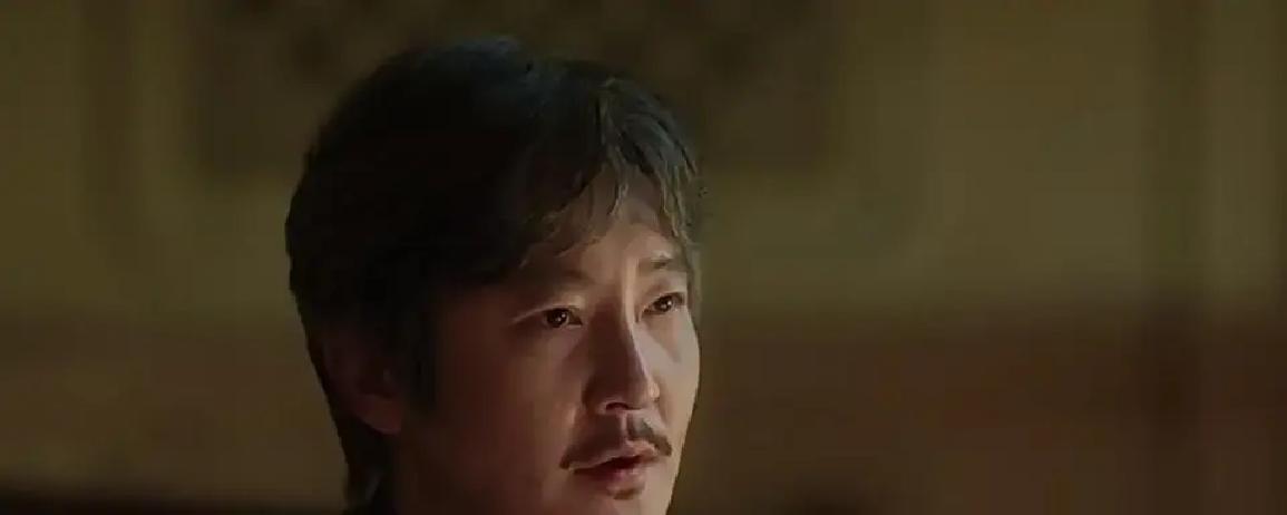 4.2收视背后，年轻人疯了
 
一部剧把豆瓣冲到8.9，不靠吻戏，只靠手肘碰一下