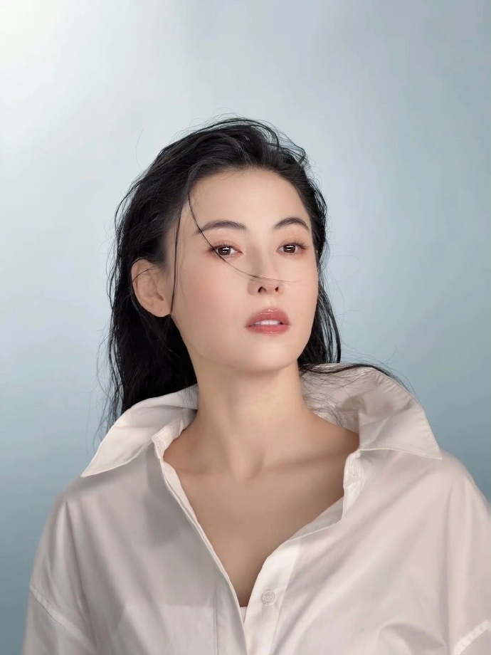 张柏芝清透感 一眼沦陷在张柏芝的清透感里，白衬衫干净纯粹，微湿的发丝慵懒迷人。每