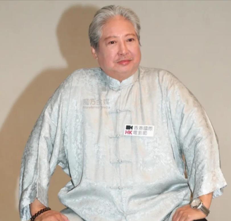 主持人问洪金宝：“你的第一个老婆是韩国人，你怎么会娶到韩国人？”洪金宝说：“那个