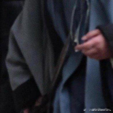 杨洋的手好肿很明显就是受伤了一直不懂杨洋为什么专注这个剧难道导演救过他的命吗？ 