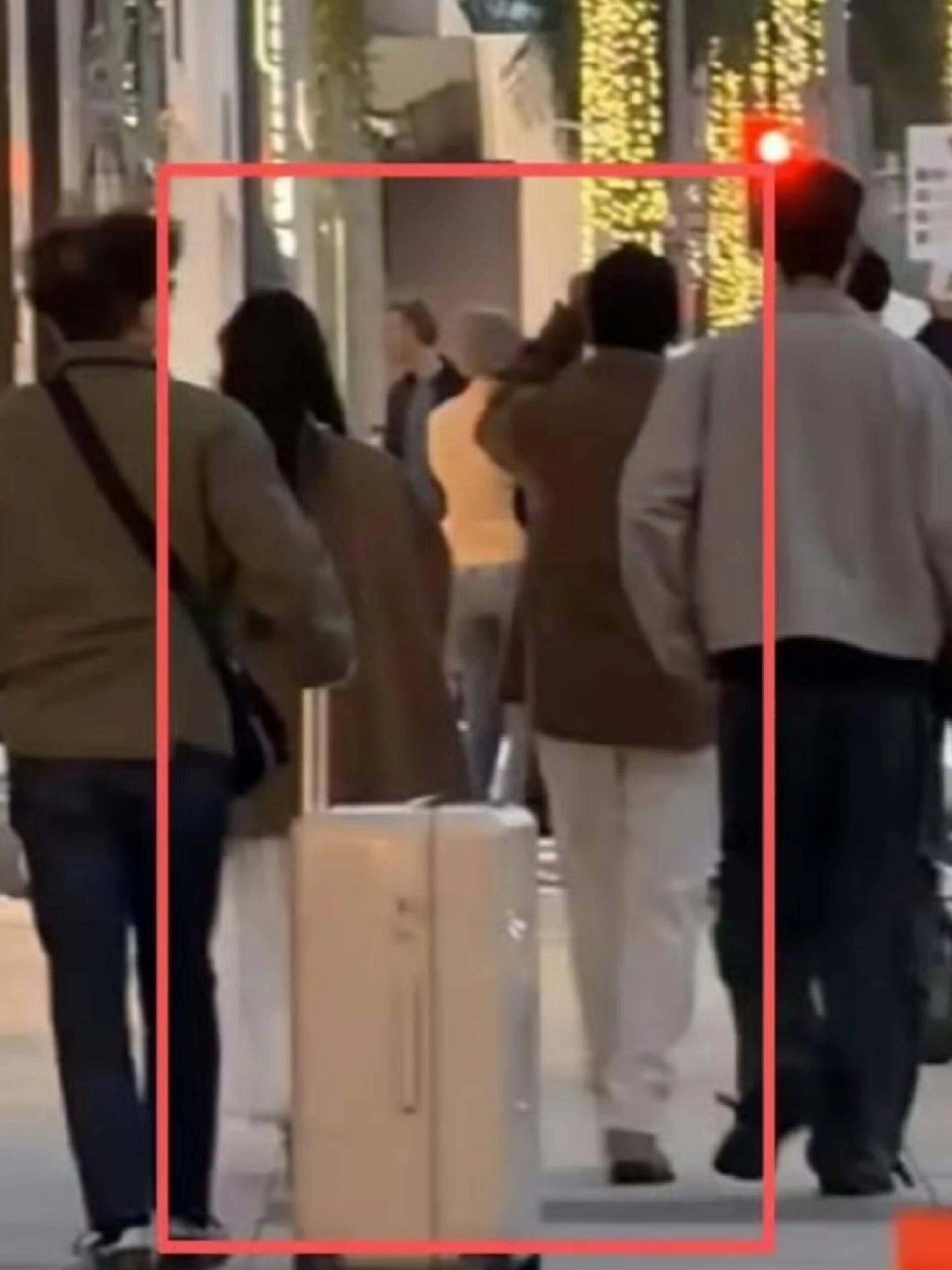 林俊杰 女友有网友爆料称在洛杉矶偶遇了林俊杰，两人还对视，但只敢偷偷拍摄背影照，