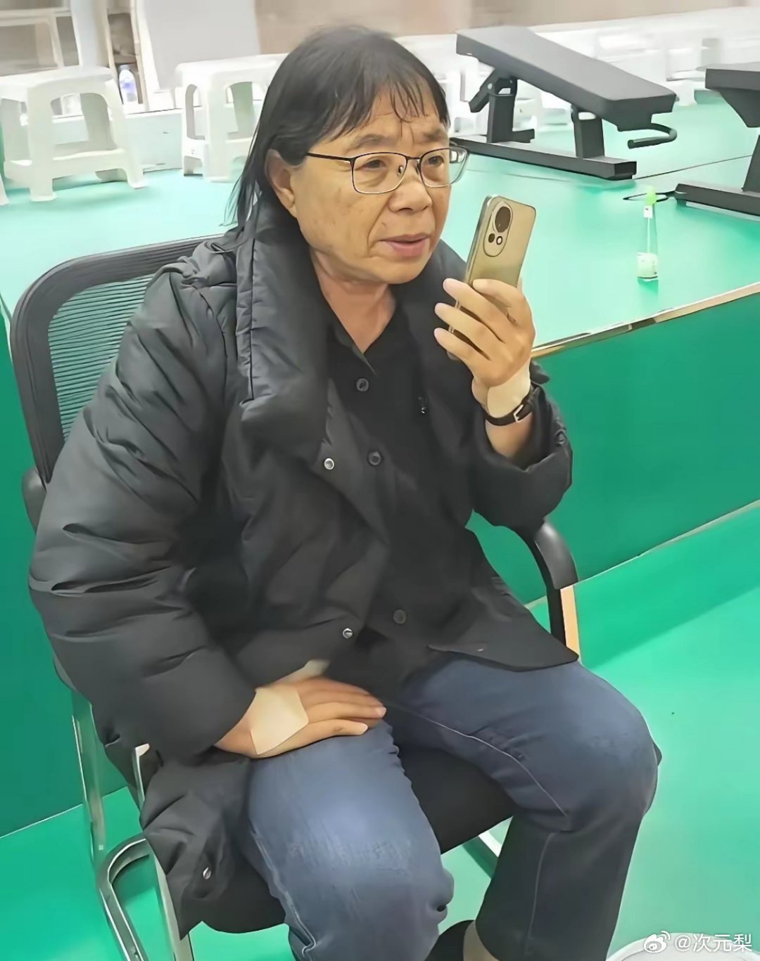 高考最后一天，张桂梅校长怕学生们肚子饿，在考场外打电话订了面包和牛奶让学生们吃。