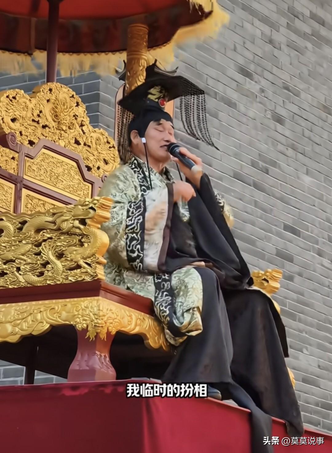 朱之文飘没飘不知道，不过看朱之文穿上龙袍演皇帝挺爽的，坐在龙椅上体验了当皇帝的感