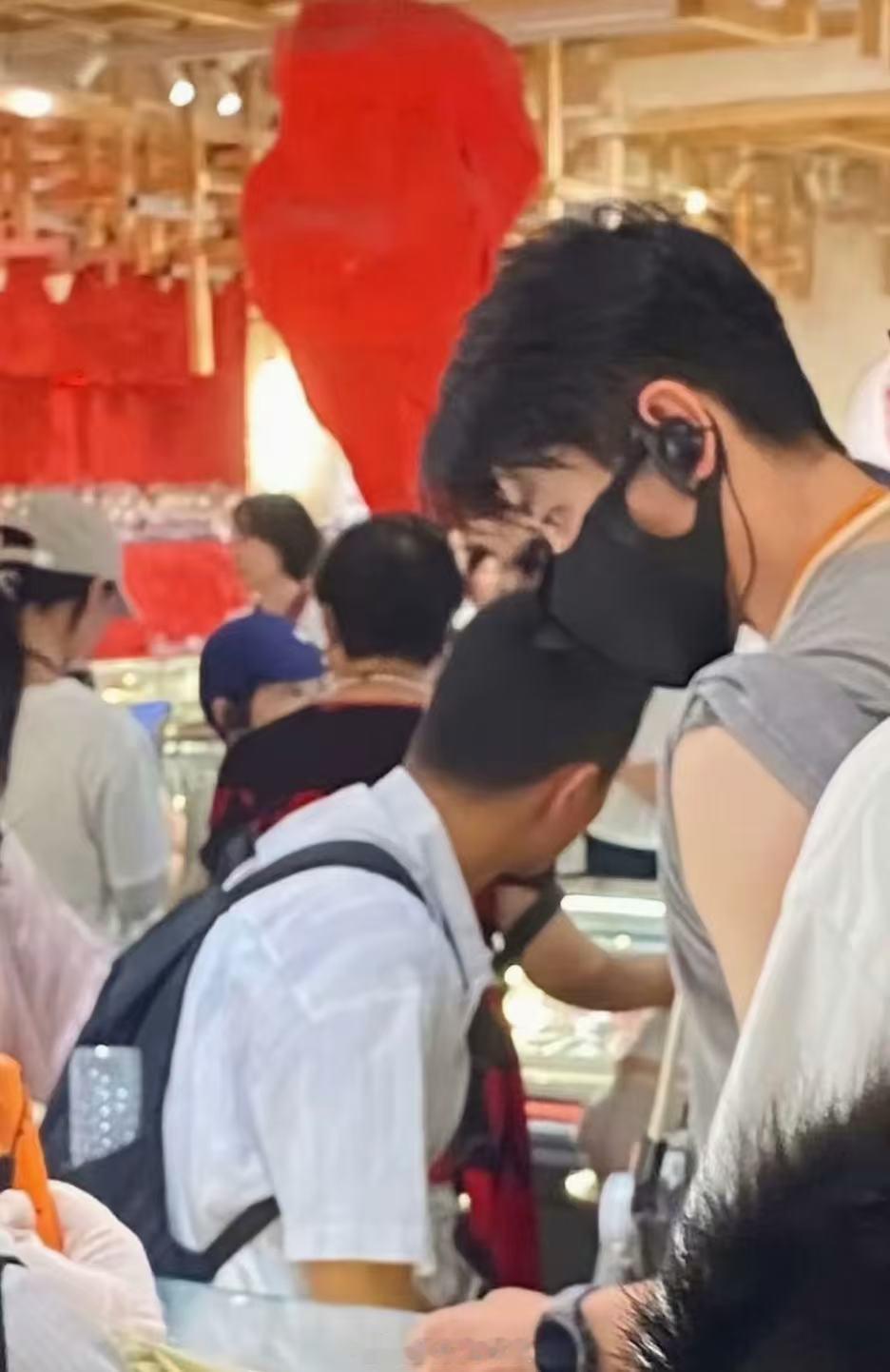兵马俑偶遇丞磊兵马俑偶遇丞磊，戴着口罩都这么帅！网友在兵马俑偶遇丞磊