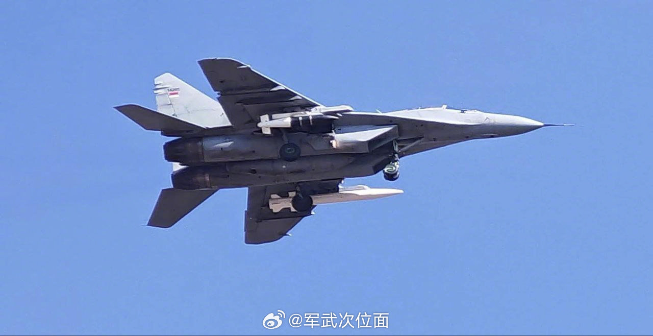 欧洲的塞尔维亚的米格-29挂载中国的LS-6滑翔制导炸弹和CM-400AKG空地