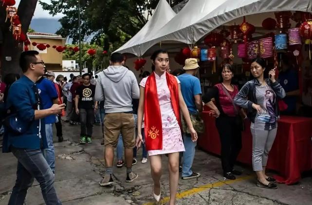 委内瑞拉有20万中国人。但最让人震撼、也最细思极恐的一点是：这20万人里，足足9