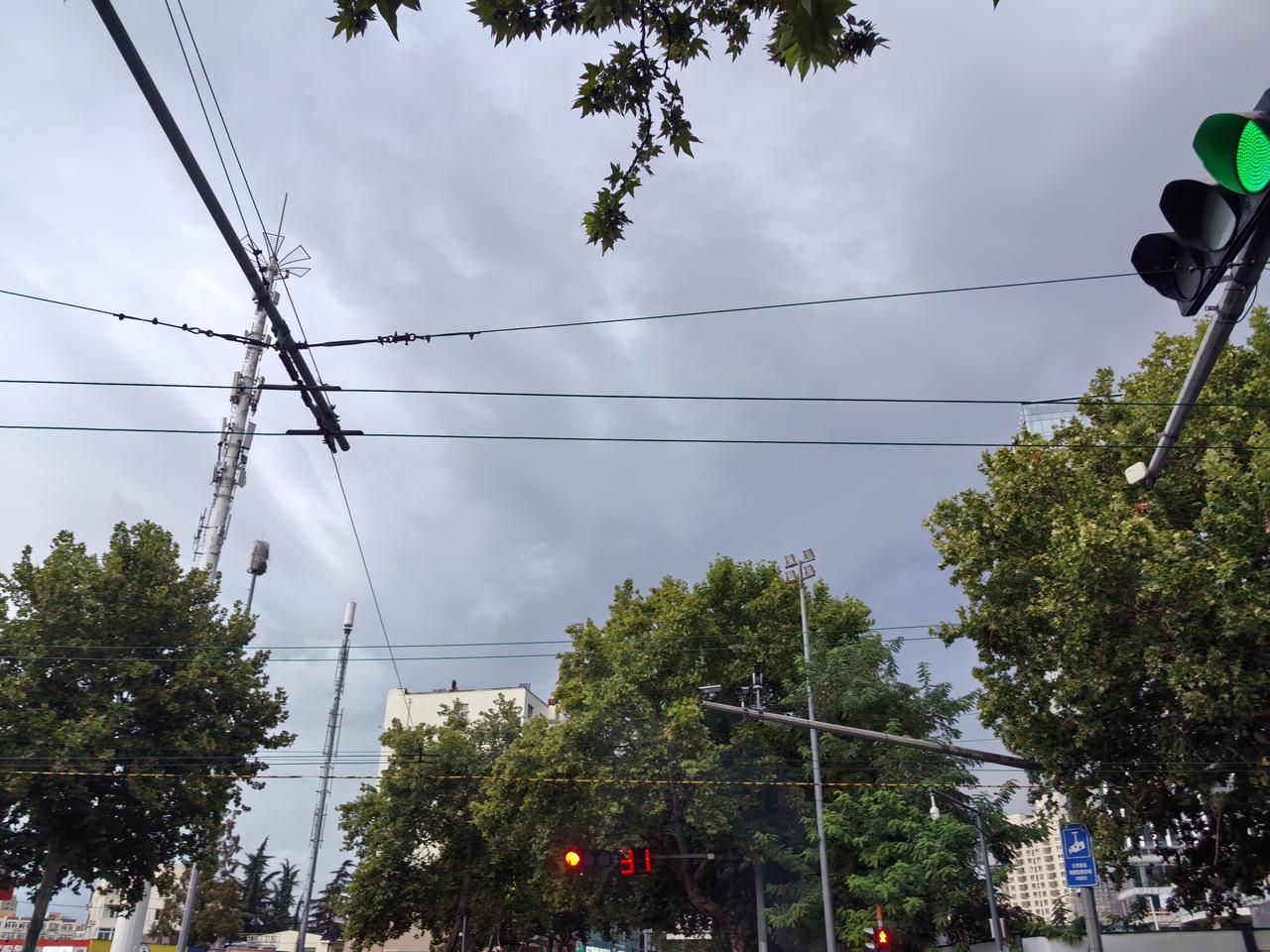 今天下班时候拍到的。

西面的天空乌云黑沉沉的。

下雨的节奏