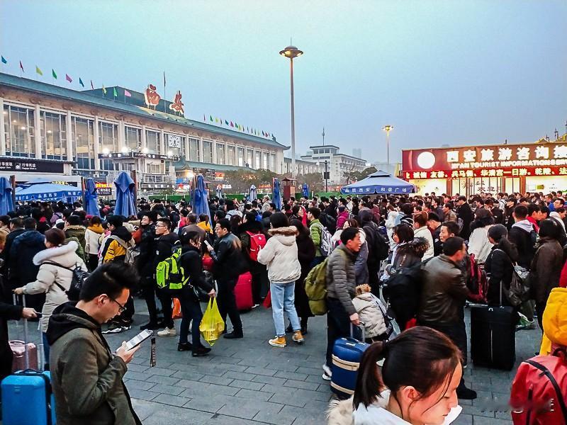 灵魂拷问，
“有对象了吗？”“工资多少？”“什么时候买房？”亲戚的连环追问让年轻