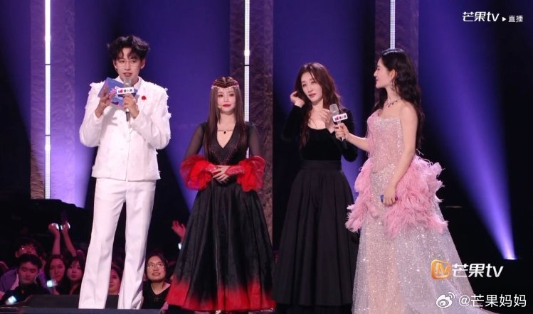 谁懂这里！谢娜的话筒一直是在冲着李小冉的，嗑一口浪姐直播乘风2026 谢娜看到李