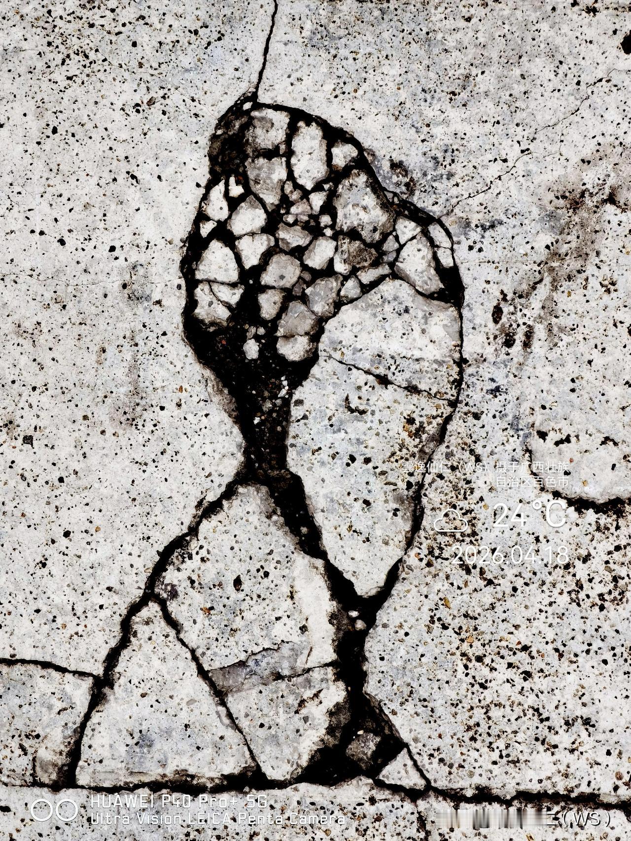 旅居生活记录（9546）广西壮族自治区百色市（232）：花帽、大鼻子、呲牙等。