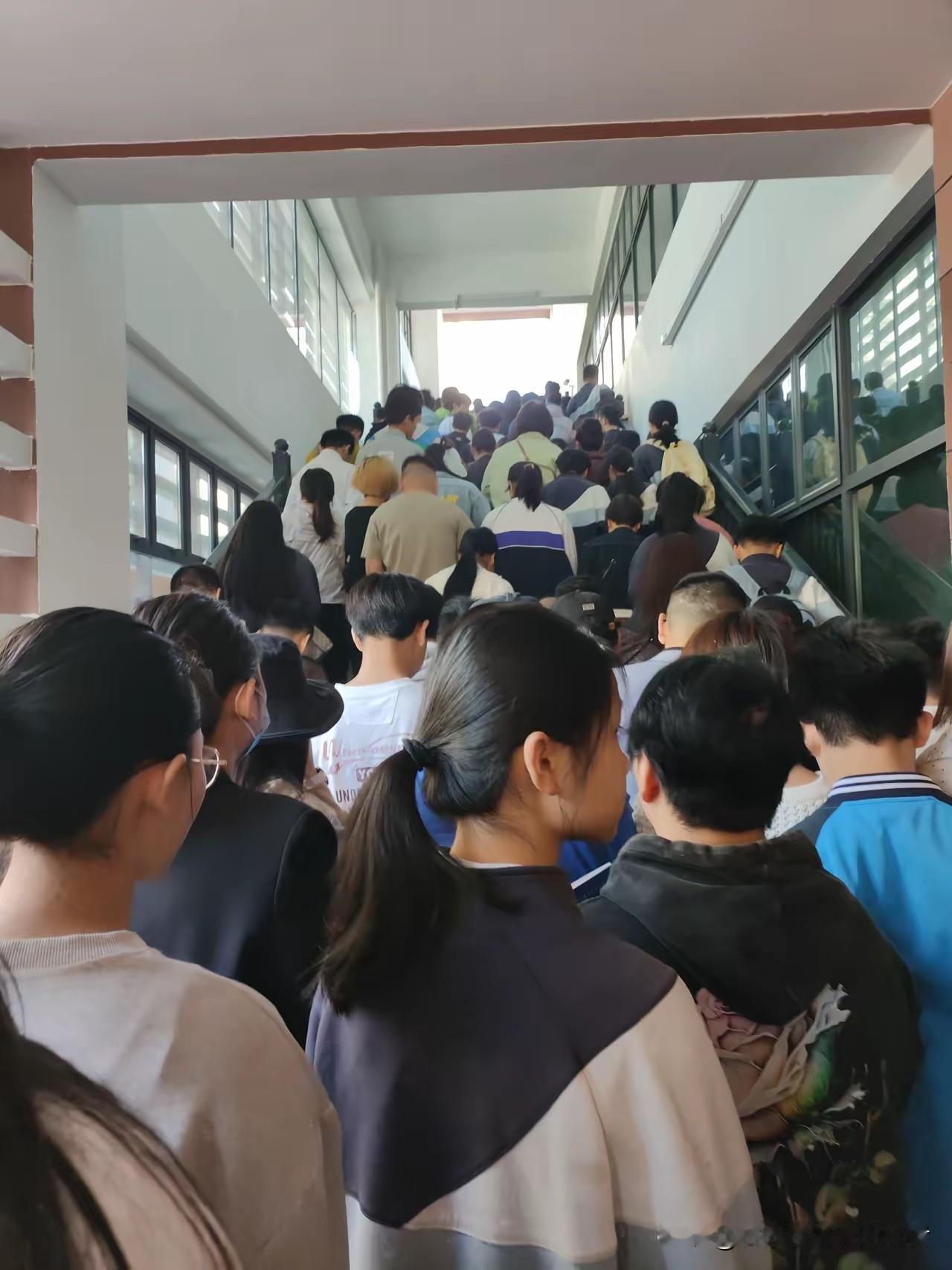 今日17点截止！武汉中考志愿填报收官，初三家长集体破防。
 
武汉的初三家长们，
