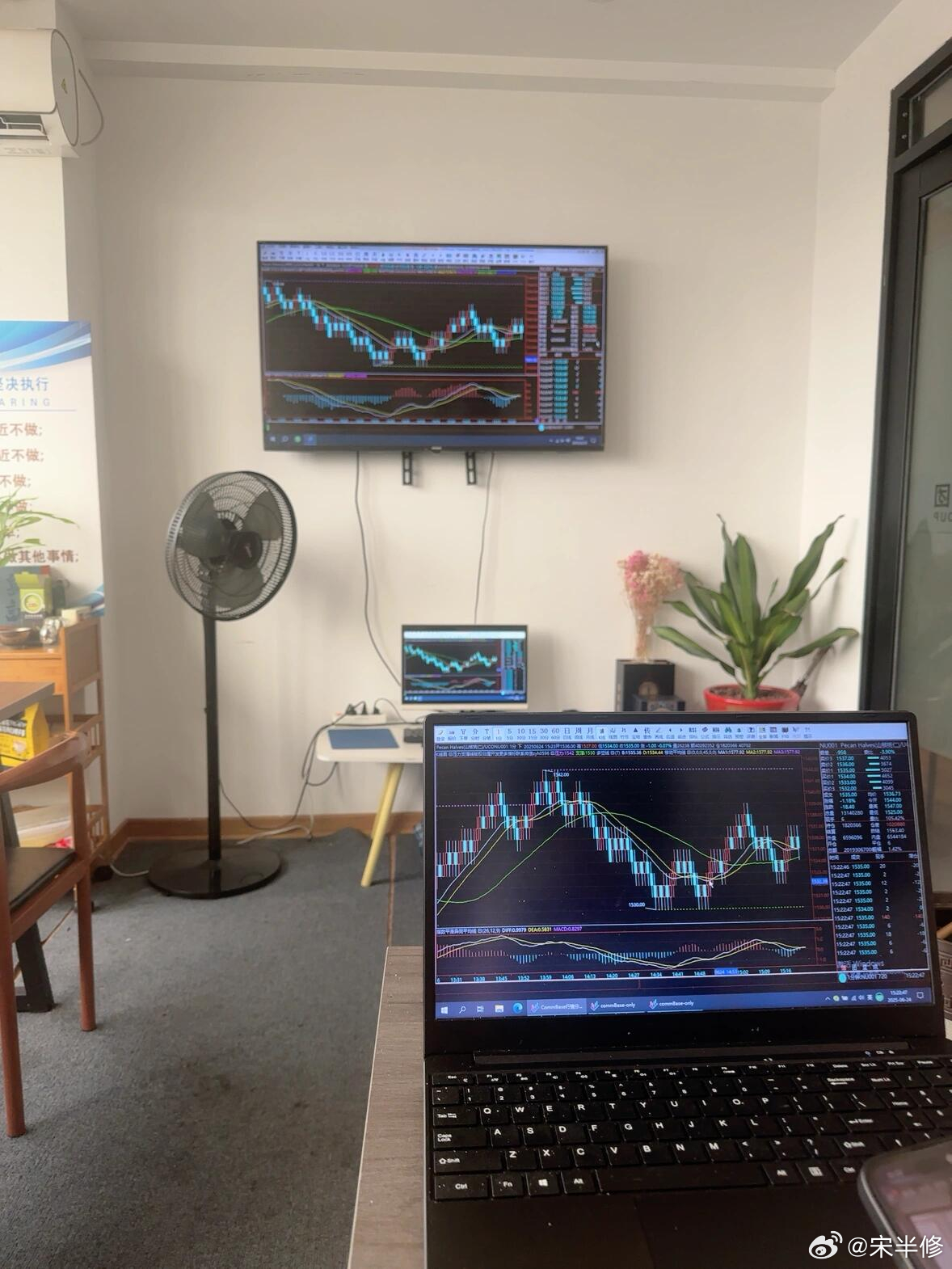 创业板指半日跌3.72%，CPO重挫，玻璃基板概念股走高，生猪养殖逆市拉升！6月