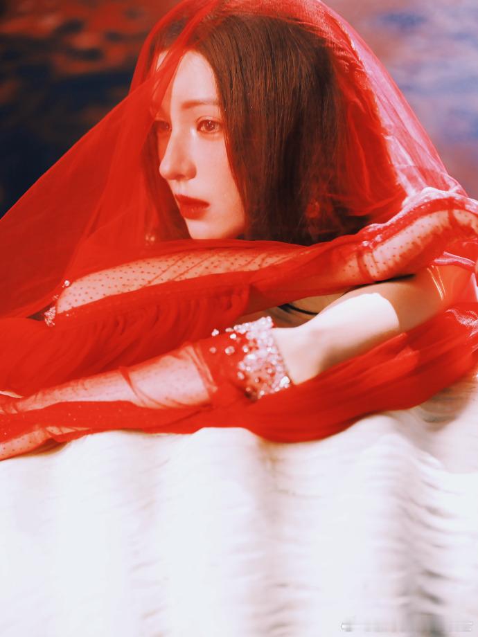 张予曦珍珠珊瑚礼服张予曦今天是珊瑚新娘 ​​​珊瑚色衬气质，珍珠显精致，张予曦 