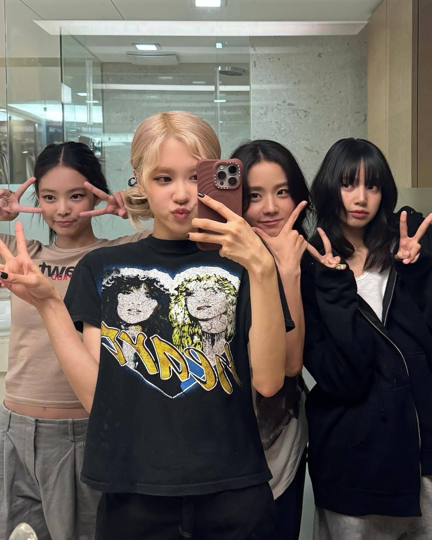 BLACKPINK四人合体了谁懂这一刻的团魂BLACKPINK马上要回归巡演了❗