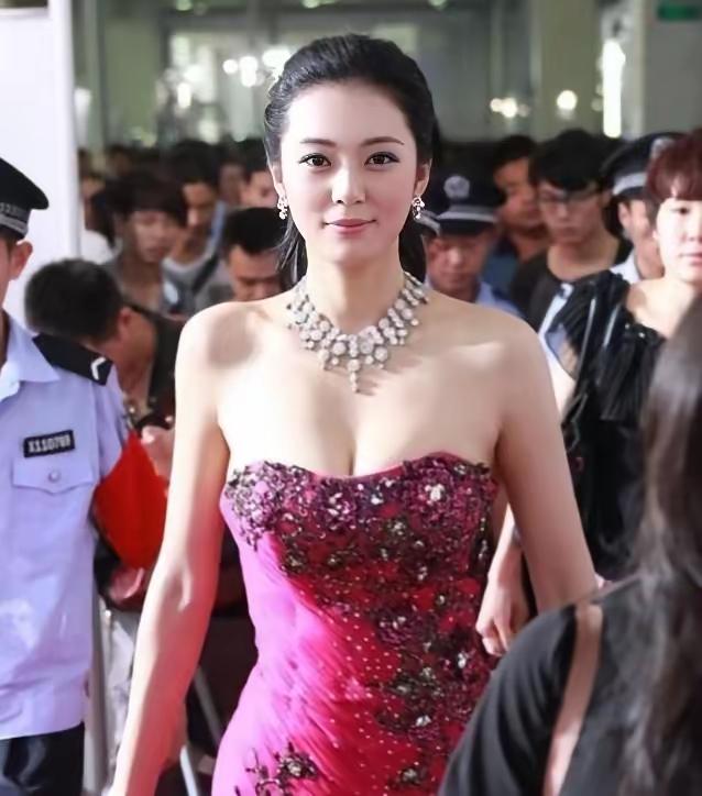 她被称“中国第一黄金比例身材”，凭一己之力令无数导演为之疯狂，就连参加维密的奚梦