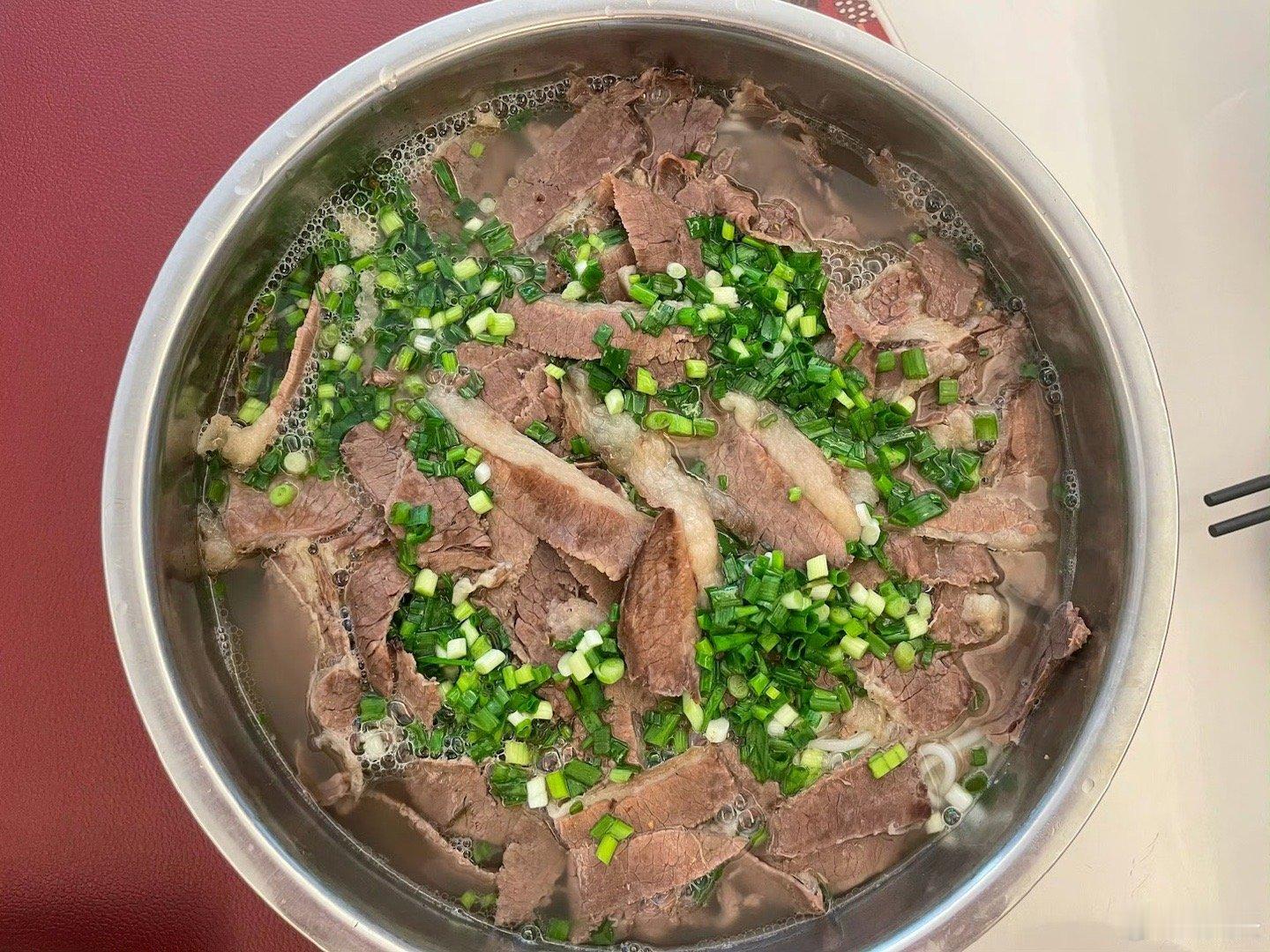 张杰妈妈做的米线  杰哥分享出发彩排前杰妈给做了一“盆”米线，满满的家的味道啊[