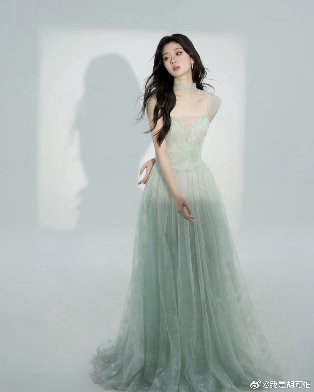 如果单依纯一场个人巡演要靠12首翻唱撑场，那对于翻唱这个标签会比较难撕掉，但是0