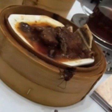 顾客去酒楼吃早茶，牛仔骨的蒸笼刚端上来，就看见上面爬着个拇指大的蟑螂，别提多膈应