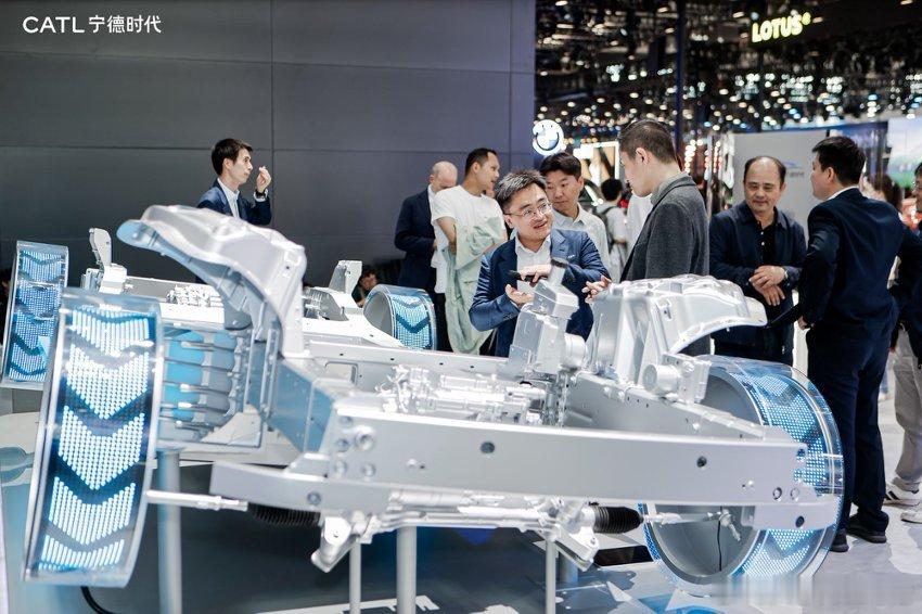 宁德时代磐石L4全冗余底盘亮相北京车展 4月24日，宁德时代磐石L4全冗余底盘技