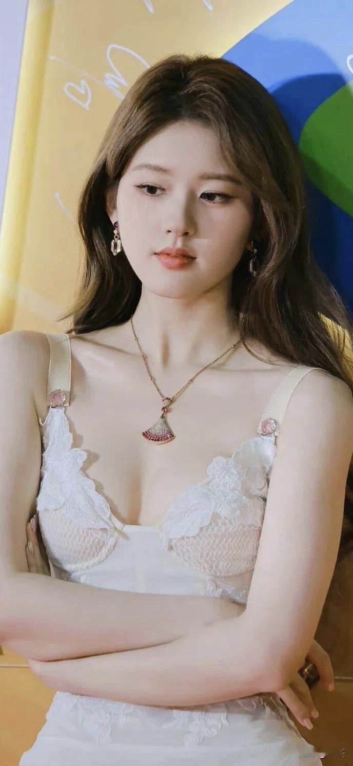 赵露思穿着白色蕾丝睡衣看着镜头，那画面简直可爱到犯规！她一直都有“甜妹”的标签，