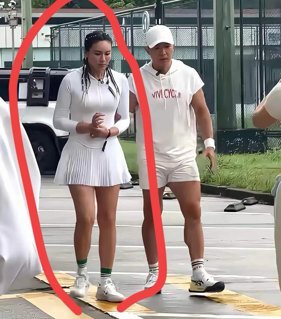 刘耕宏直播间的人数越来越少，很重要的一个原因，不是因为他开始带货了，而是大家突然