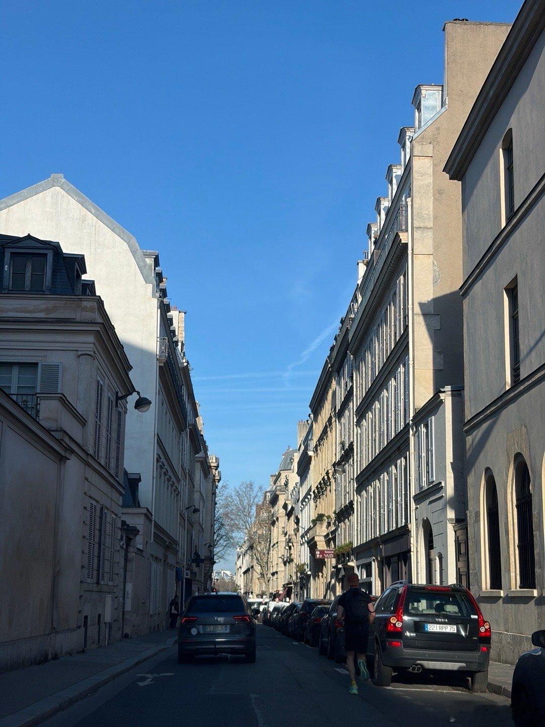 小米汽车 周末的巴黎，阳光明媚，气温也不错。这初春，到底是瞒住不的。 2026年