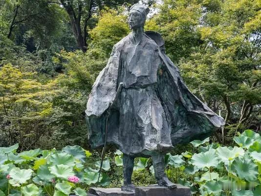 在低谷期，《青云志》里有句话超提气：“身处低谷不自弃，我命由我不由天”。人生本就