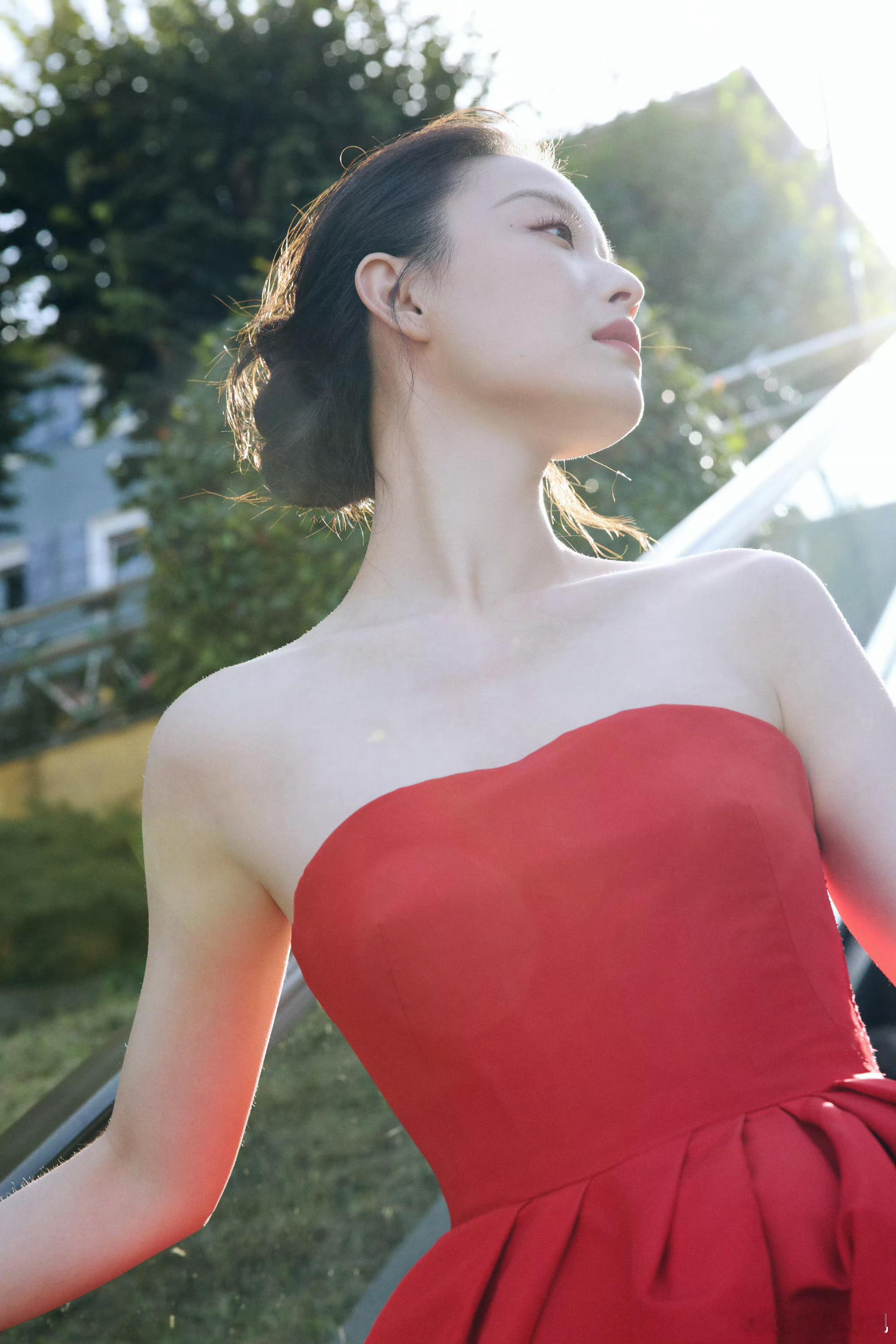 果然骨相美人就是美的那么张扬！倪妮一身红裙亮相西班牙！永远爱红玫瑰的张扬与热烈！