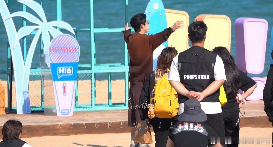 放开这个王鹤棣让我抱抱你好星期六 隔着屏幕都感受到了好六团的欢乐！大家抢着抱王鹤