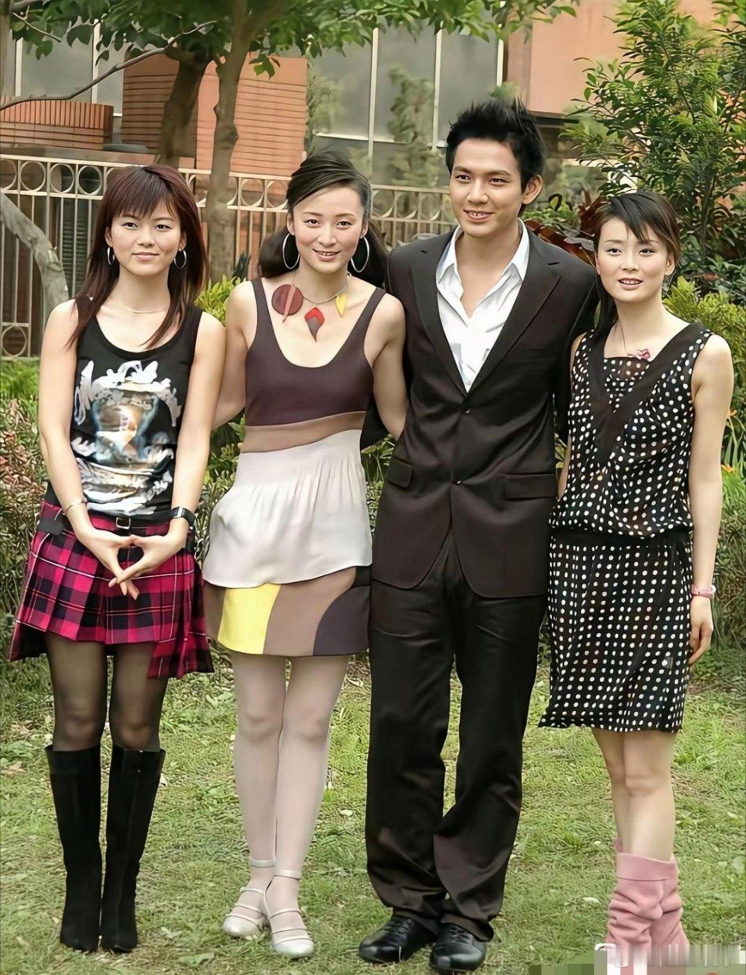 那个时候她们穿的衣服是不是很时尚呢？左边是李湘，那时她还很年轻，大紫大红，家喻户