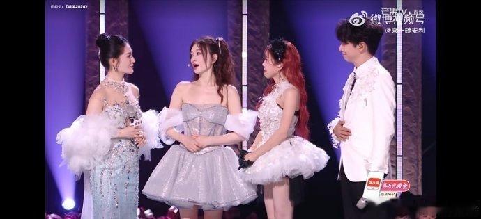 李小冉是满50减20吗 李小冉谢娜闺蜜装唱《心愿便利贴》又甜又软，李小冉这哪里是