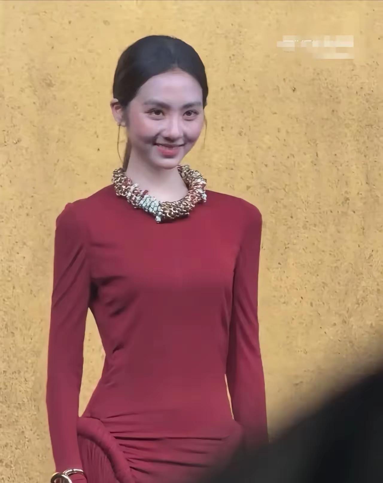 没想到黄磊的大女儿会这么漂亮，这完全就是缩小版的孙莉啊！

独自一人走红毯，小小