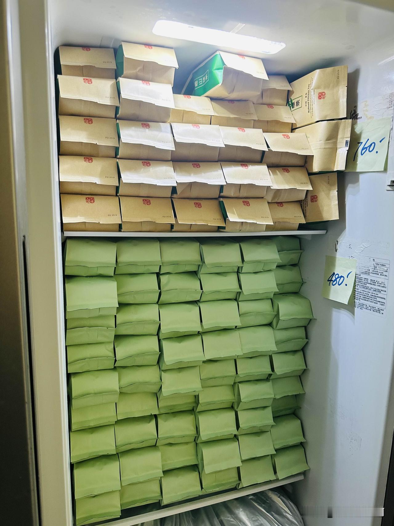 你是不是几乎每天喝茶? 喝，每天睡醒觉必须要喝的，否则没精神。
今天有一位网友说