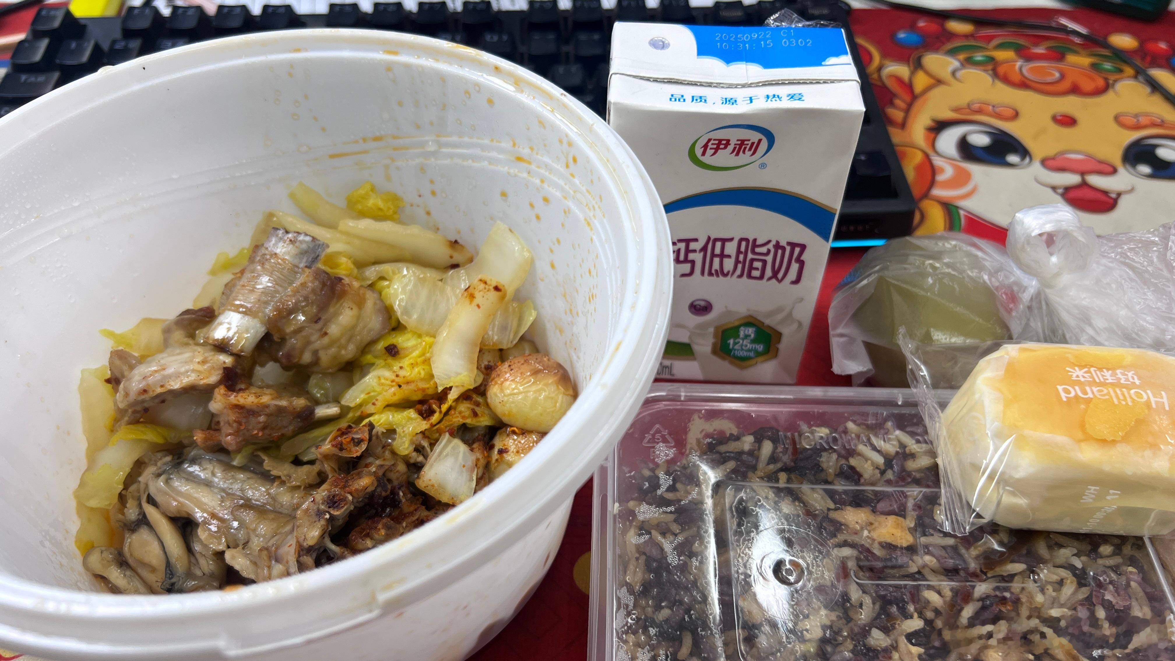 一眼看去，全是昨天吃剩打包的