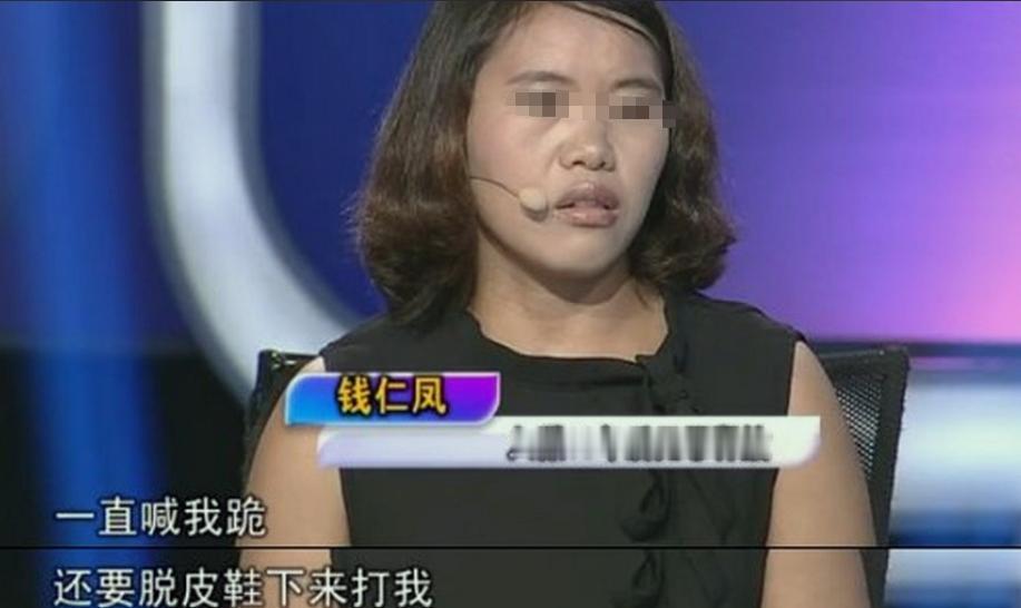 “警察叔叔，我是被冤枉的！”2002年，一17岁女孩儿，双手被铐跪在地上，虽然大