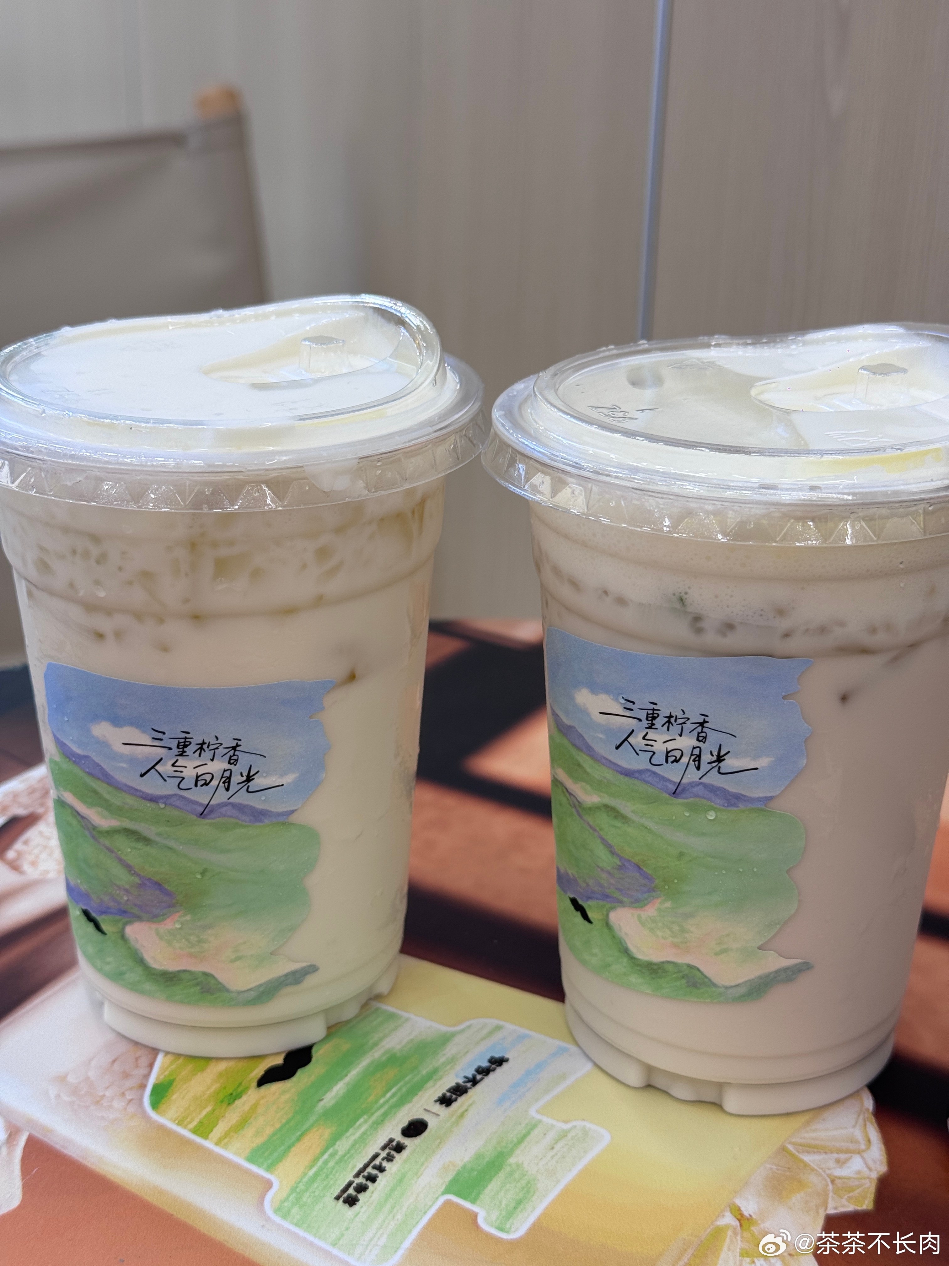 今年夏天挖到最对我胃口的柠檬奶组合，必须是爷爷不泡茶新出的双生白月光兰香青柠+奇