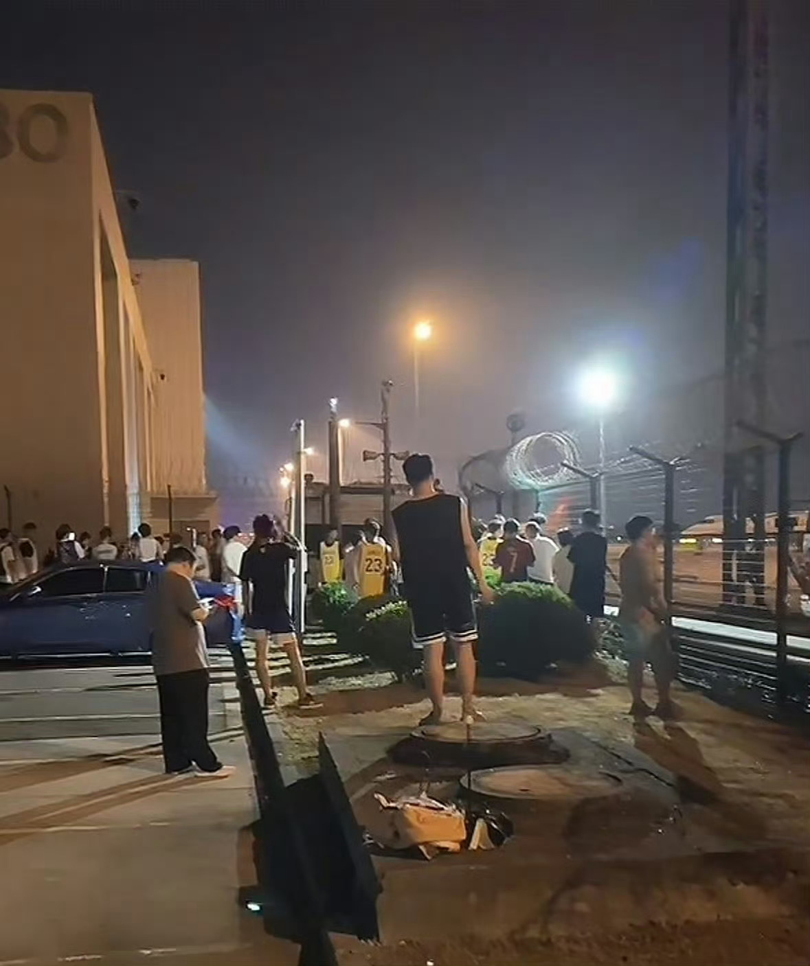 詹姆斯还有二十分钟落地上海，目前虹桥机场已经聚集了大量球迷。祝你们每个人都能见到