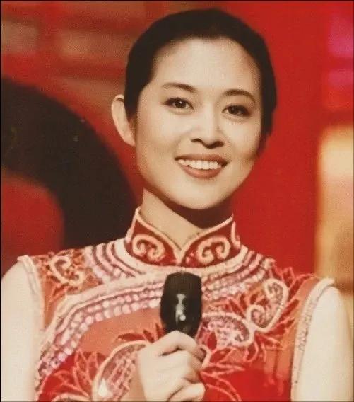 倪萍说自己刚进入中央电视台的时候，被某知名节目主持人把剧本扔到地上，她含泪弯腰捡