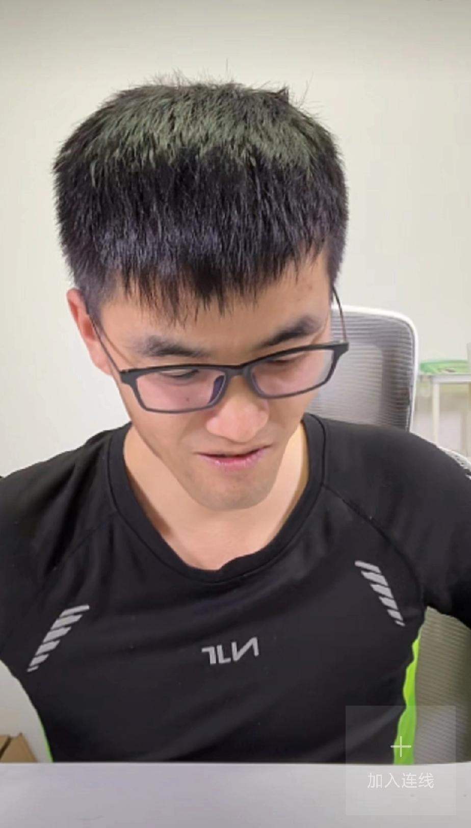 终于看到郁豹豹的笑脸了，他沉寂了那么久，现在可算是重新振作起来了，没有什么大不了