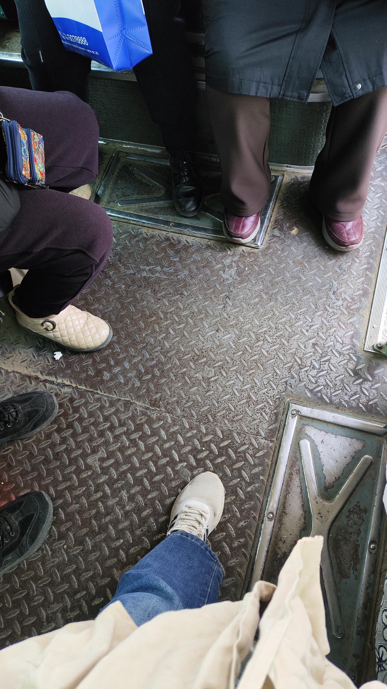 哇，哈哈，太幸运了，以为今天要打站票了，有人下车，有地方坐啦……

女儿在镇上读