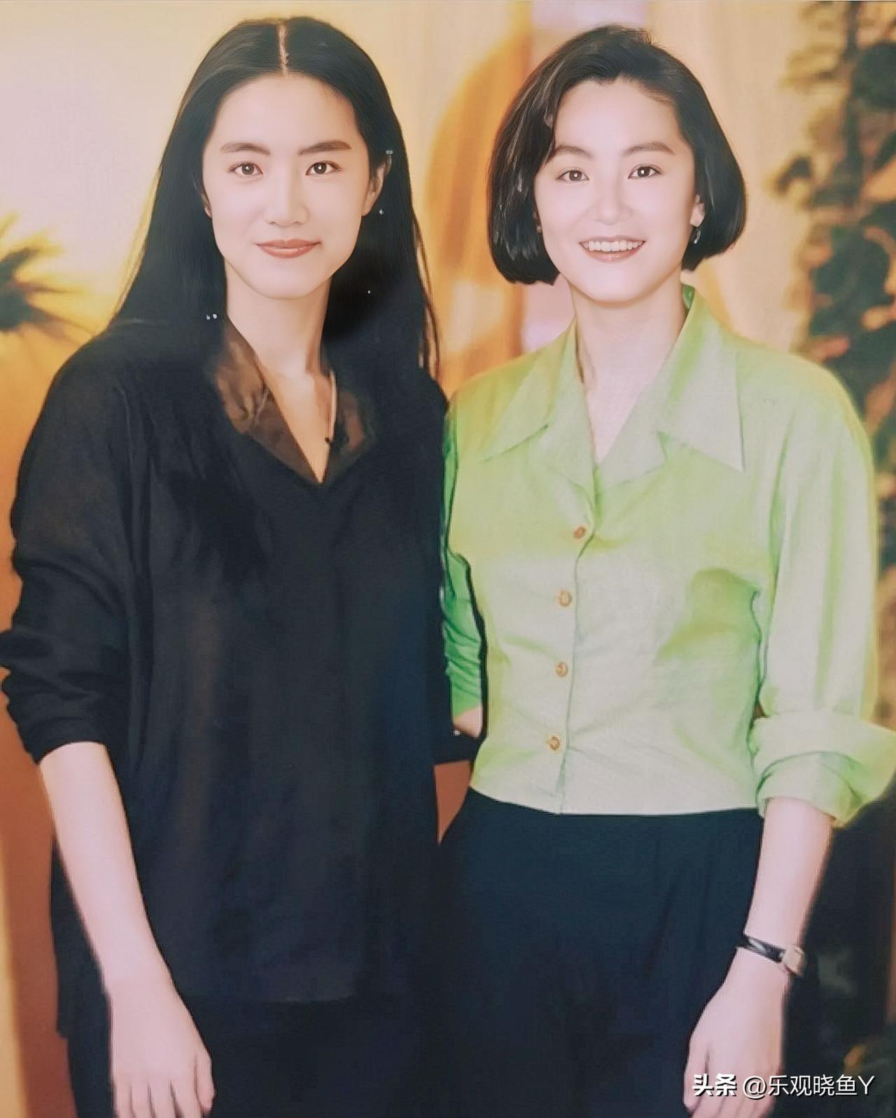 这是林青霞与她的替身在某活动上的合影，拍摄于上世纪九十年代。当看完后令人惊叹不已