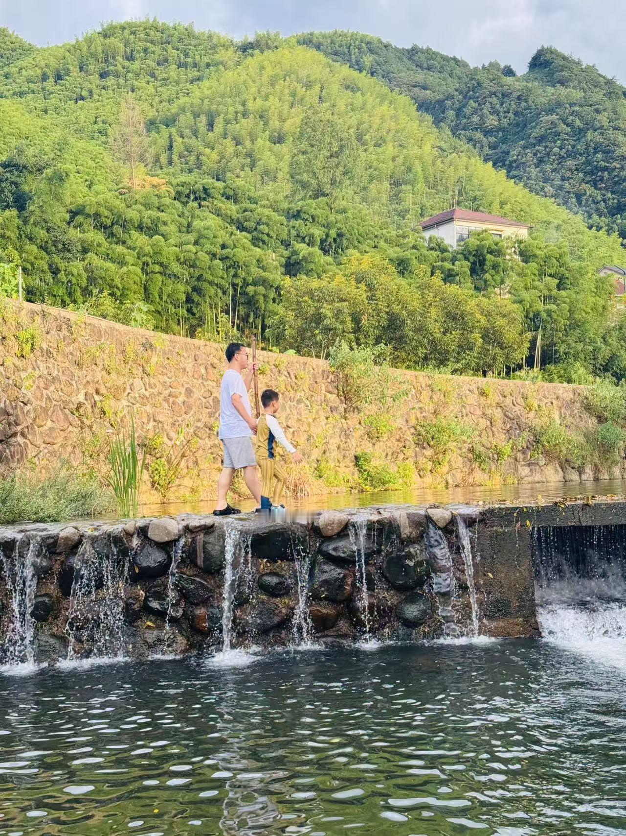 八零后最让我感动的点是：依然愿意用旧的模式去迁就父母，用新的模式去培养下一代，自