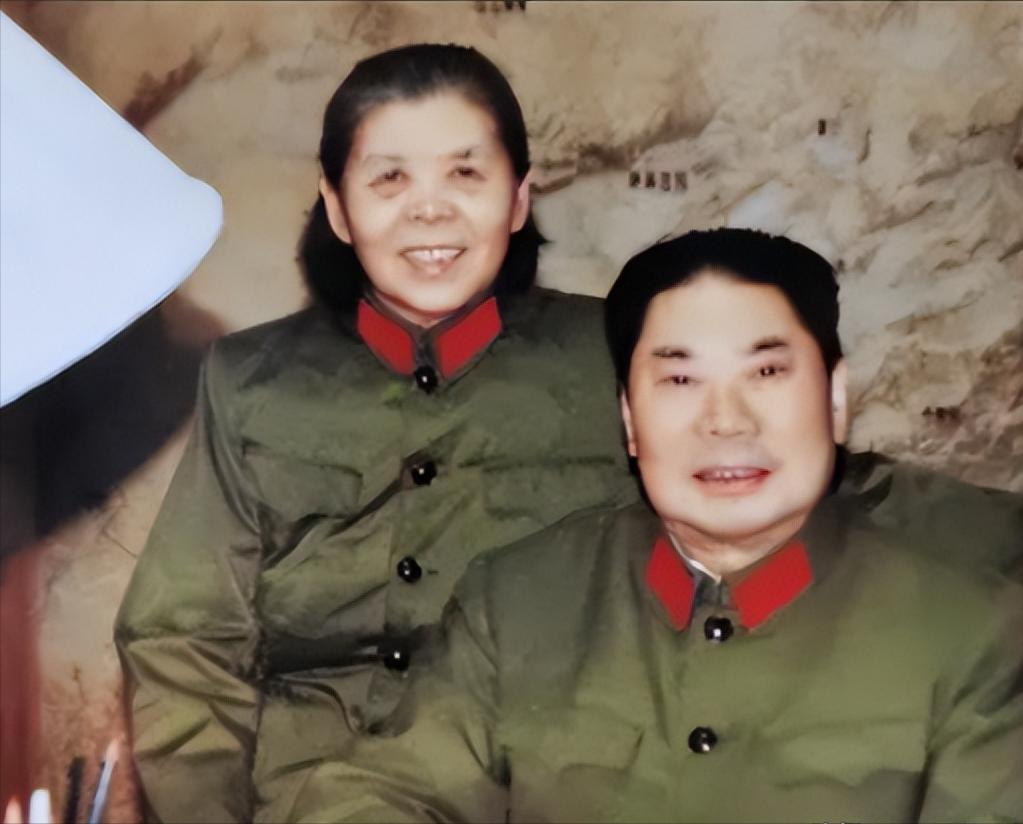 [微风]1990年，79岁的杨得志新婚，迎娶了石莉，结婚当晚，杨老将军握着石莉的